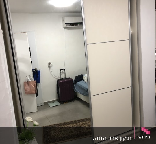 ארון עם דלתות הזזה ומראה בחדר שינה